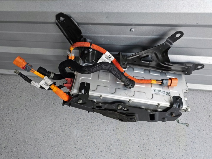 JEEP GRAND CHEROKEE WL 4XE CHAUFFAGE MODULE LADOWANIA BATERI 68400740AC