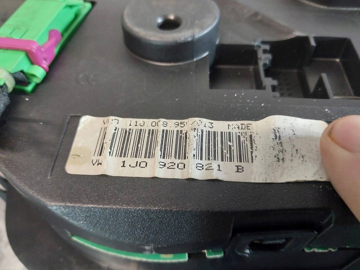 COMPTEUR COMPTEUR DE VITESSE VOLKSWAGEN GOLF IV 1J0920821B