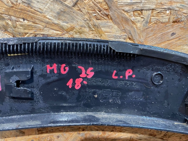 MG HS I 1 18- MOULURE REVÊTEMENT SUR AILE DROIT AVANT AVANT