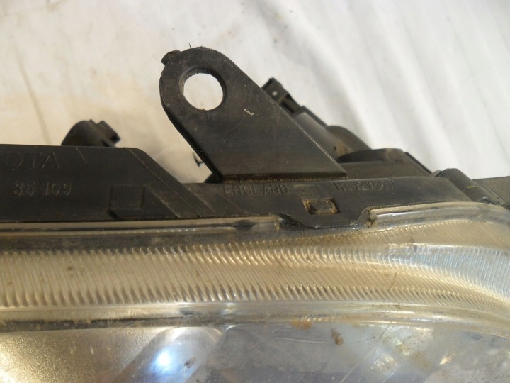 TOYOTA AVENSIS T25 PROJECTEUR DROIT AVANT PHARE DROITE AVANT AVANT