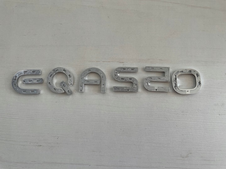 MERCEDES EQA H243 21- EMBLÈME COUVERCLES DE COFFRE EQA250 OE