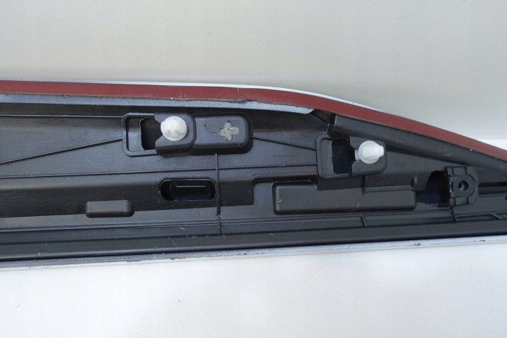 MOULURE PORTES GAUCHE AVANT SKODA SUPERB III 3V0