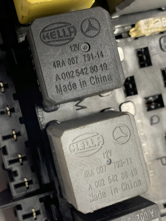 MERCEDES-BENZ CLA C117 W117 CHÂSSIS MODULE FUSIBLES A2469060093 2014