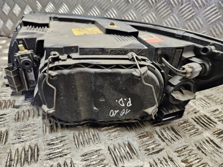 2005 VOLVO V50 PROJECTEUR 30698653