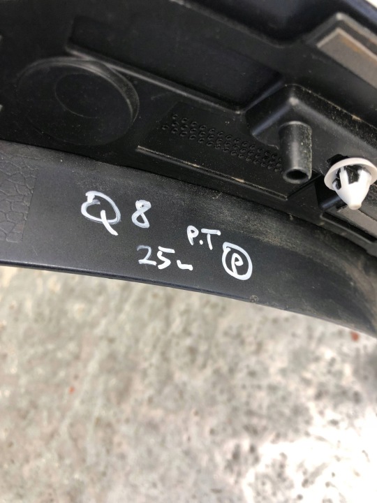 MOULURE GARDE-BOUE DROIT ARRIÈRE AUDI Q8 4MN 4MN854819A
