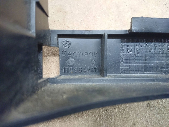 VOLKSWAGEN CADDY 1T0 FIXATION CENDRIERS