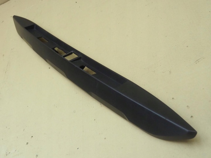 848106594R MOULURE CACHE COUVERCLES DE COFFRE ARRIÈRE DACIA JOGGER