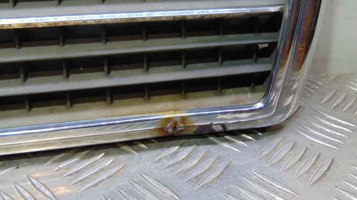 CALANDRE GRILLE RADIATEUR MERCEDES W123 A124 A1248880223