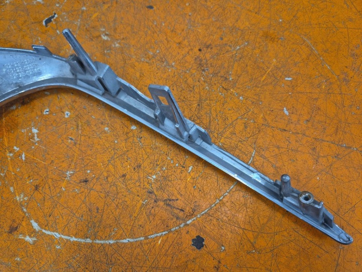 TOYOTA COROLLA E21 18- BERLINE MOULURE PARE-CHOCS AVANT DROITE CHROME 52125-02390