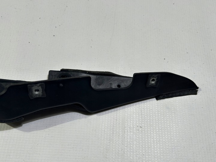MOULURE SUPPORT PLASTIQUE PARE-BRISE GAUCHE CHEVROLET CORVETTE C7 2014R-