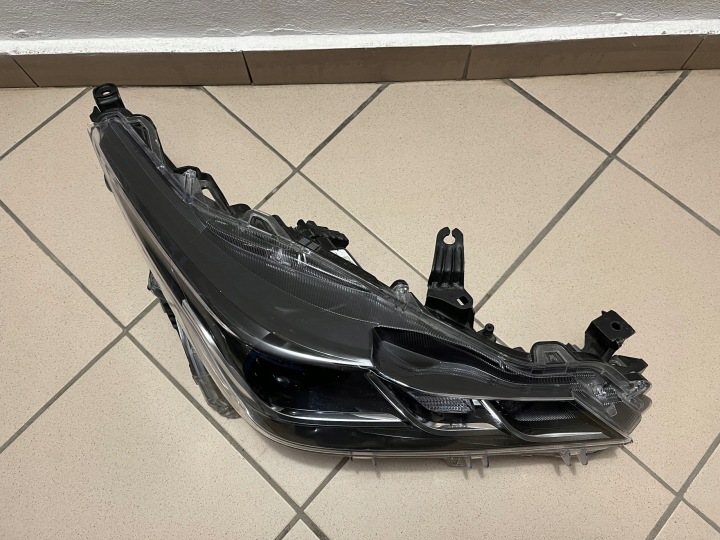 PHARE AVANT AVANT DROITE TOYOTA COROLLA BERLINE E21 XII 18- 81110-02T31