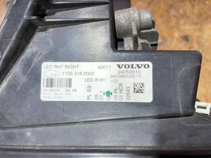 VOLVO FH5 20- PHARE DROITE AVANT AVANT LED