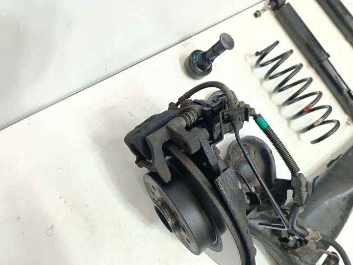 NISSAN QASHQAI II J11 2013-2017 ARRIÈRE AXE POUTRE ÉTRIER DE FREIN RESSORT 555014EA0A