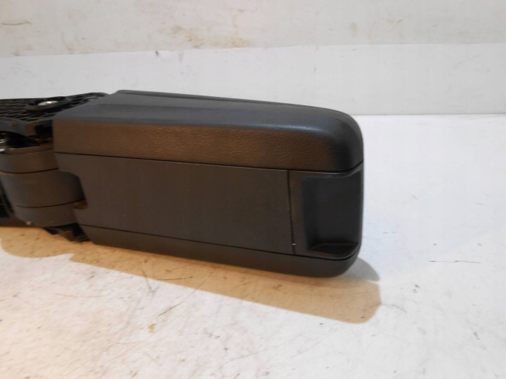 SKODA RAPID ACCOUDOIR 6V0864207A