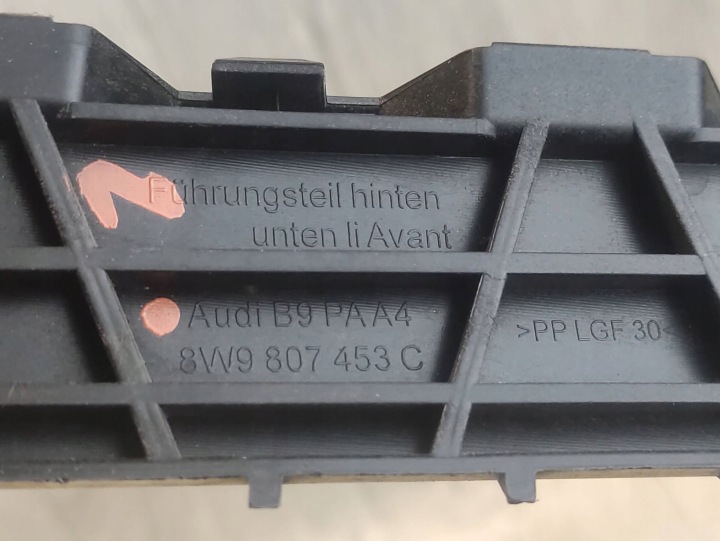 AUDI A4 B9 AVANT GLISSIÈRE PARE-CHOCS GAUCHE ARRIÈRE 8W9807453C