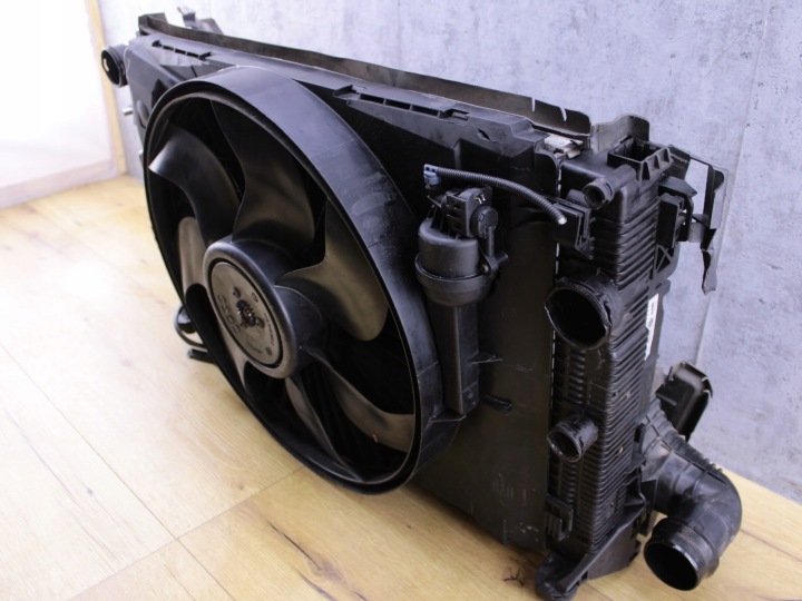 RADIATEUR COMPLÈTE ÉCHANGEUR AIR-AIR MERCEDES-BENZ W204 1.6 CGI 156 KM ORIGINE