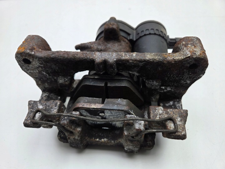 SUBARU OUTBACK V 14-19 ÉTRIER DE FREIN DE FREIN DROIT ARRIÈRE 26620AL020
