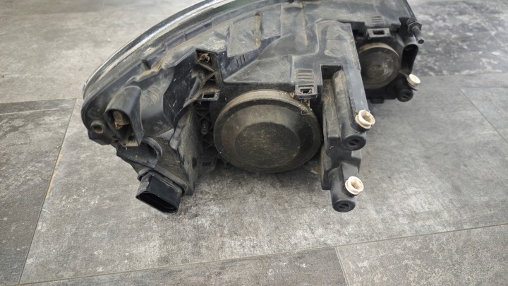 SKODA OCTAVIA 2 II LIFT PHARE GAUCHE PROJECTEUR LENTILLE H7 1Z1941017S