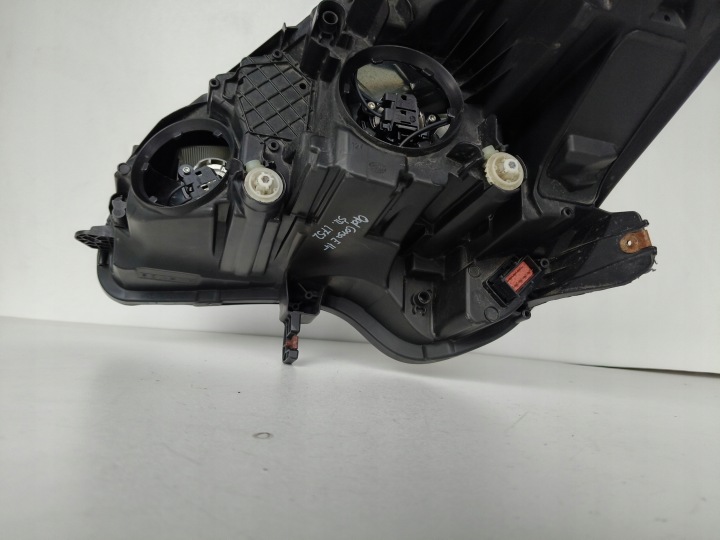 PHARE DROITE OPEL CORSA E 14-