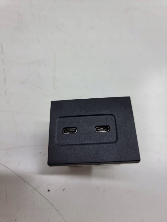 MERCEDES-BENZ EQA 2023 PRISE RACCORD USB