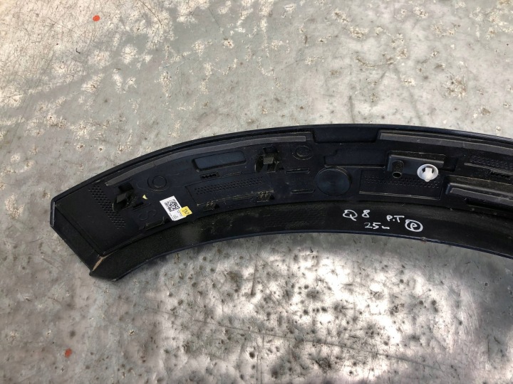 MOULURE GARDE-BOUE DROIT ARRIÈRE AUDI Q8 4MN 4MN854819A
