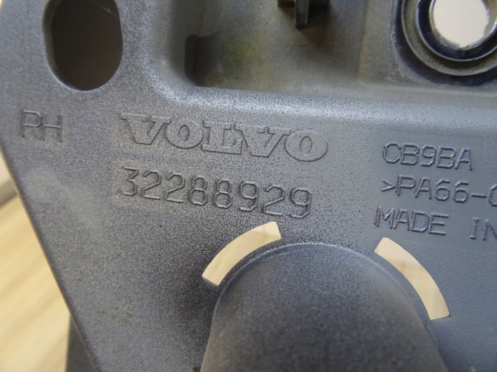 VOLVO XC60 II FIXATION GARDE-BOUE DROIT 32288929 LLU