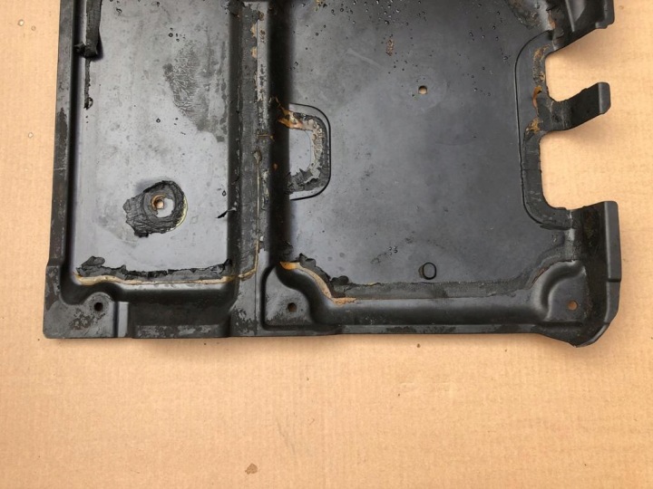 PROTECTION PLAQUE SILNIKOWA INFÉRIEURE MERCEDES W211