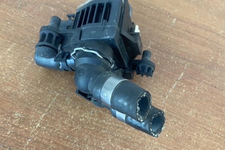 SOUPAPE RADIATEUR RÉCHAUFFEURS AUDI 100 (5000) 0018307884 DIESEL 1998