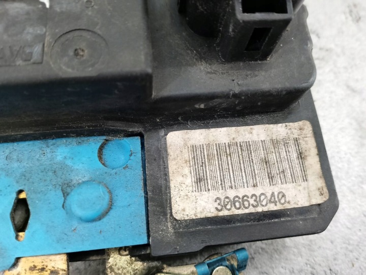 SERRURE DE PORTE GAUCHE AVANT VOLVO S60 30663040