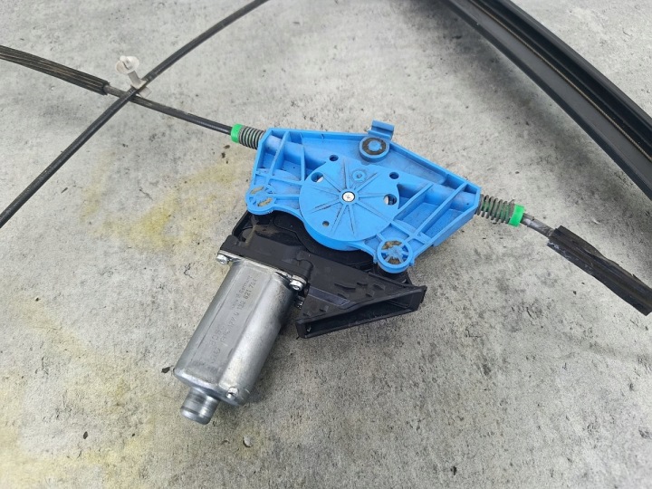 ÉLÉVATEUR VITRES DROIT AVANT AUDI A4 B7 0130821764 BOSCH