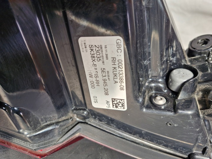 SKODA OCTAVIA IV LIFT 5E3 PHARE DROITE ARRIÈRE 5E3945208
