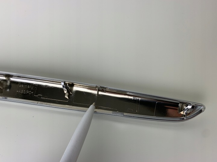 MOULURE DÉCORATIVE FLANC PORTES GAUCHE AVANT W176 12-