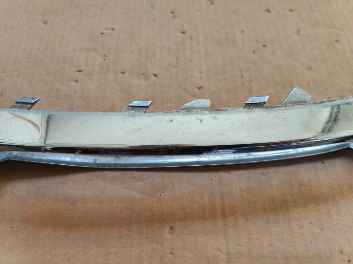MERCEDES B-KLASA MOULURE CHROME GAUCHE LED A2468850474