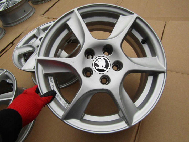 4X JANTES ALUMINIUM 15 SKODA FABIA II III PRAKTIK RAPID ROOMSTER 5X100 ET38