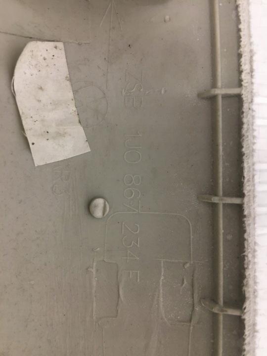 GOLF 4 BRODERIE PROTECTION MONTANTS A DROIT OU GAUCHE 1J0867233E 1J0867234E