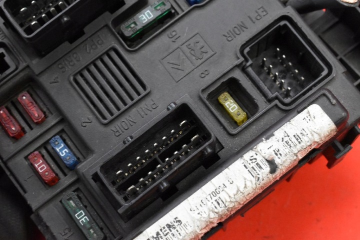 BOÎTE FUSIBLES BSM 9643498780-00 CITROEN C5 1 I 2.0 16V 136 KM