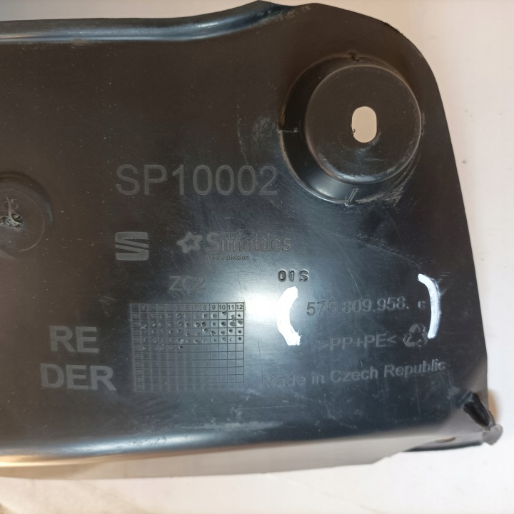 SKODA KAROQ PASSAGE DE ROUE DROIT AVANT PIÈCE ARRIÈRE 575809958C