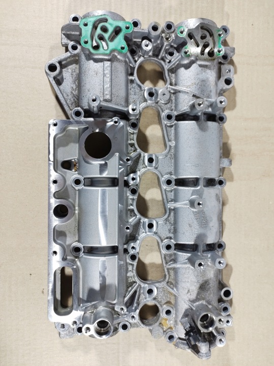 VOLVO V40 1.5 T3 12R- COUVERCLE DE SOUPAPES