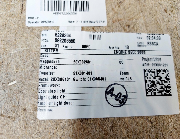VOLVO XC40 24R. COLLECTEUR PORTES DROIT ARRIÈRE EN BON ÉTAT 31407710