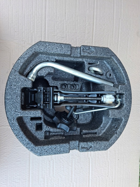 INSERT POLYSTYRÈNE ROUES DE RÉSERVE SKODA FABIA II NR. 5J0012115C