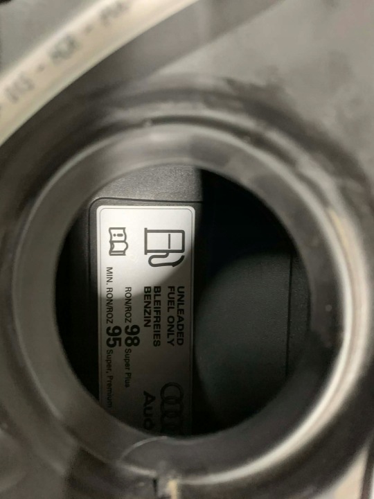 CLAPET SEMELLE GOULOTTE DE REMPLISSAGE CARBURANTS OE AUDI A8 4H0809857B NOIRE