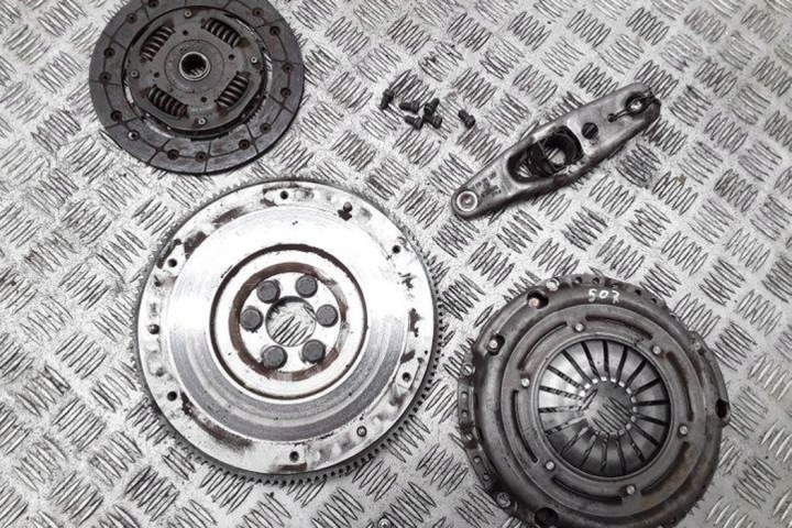 ENSEMBLE ADHÉRENCE SEAT IBIZA III (6L1) 03C141031 1.4L GASOLINE 63KW 2007