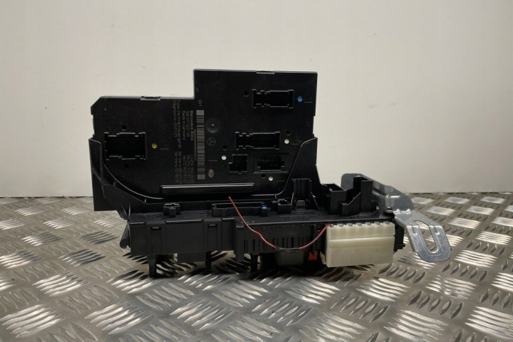 BOÎTE FUSIBLES MERCEDES-BENZ C (W204) 2049060405 3.0L DIESEL 170KW