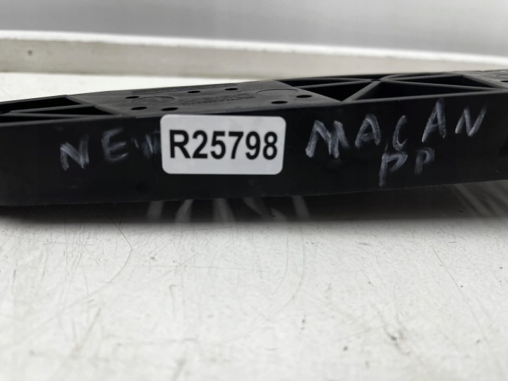 GLISSIÈRE PARE-CHOCS AVANT DROIT PORSCHE MACAN 95B807890