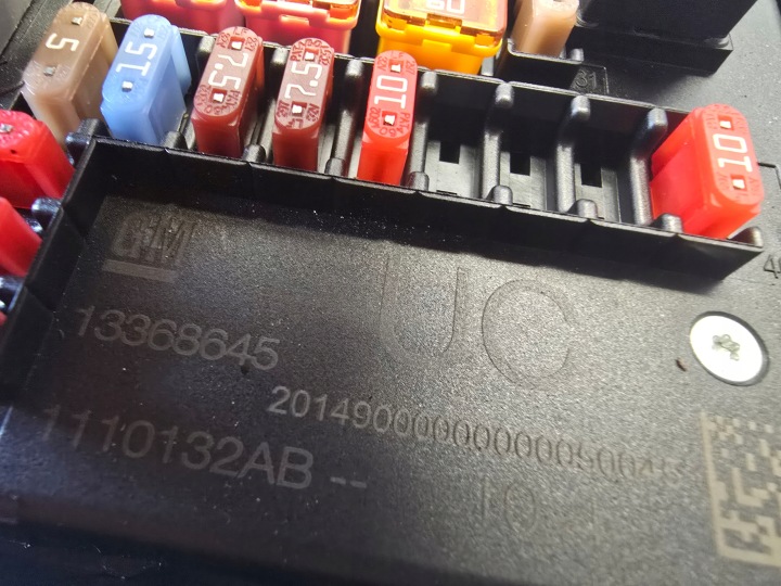 OPEL ASTRA J BOÎTE BOÎTE CHÂSSIS FUSIBLES FUSIBLE 13368645 UC