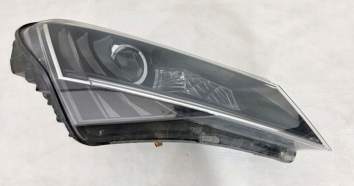 3V1941016A PROJECTEUR DROIT SKODA SUPERB III