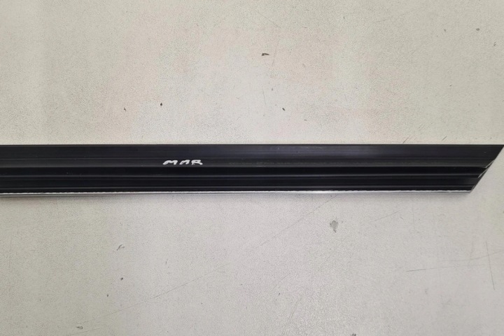 MOULURE ARRIÈRE GAUCHES PORTES BMW 7 (E65, E66, E67) 8223746 4.8L GASOLINE