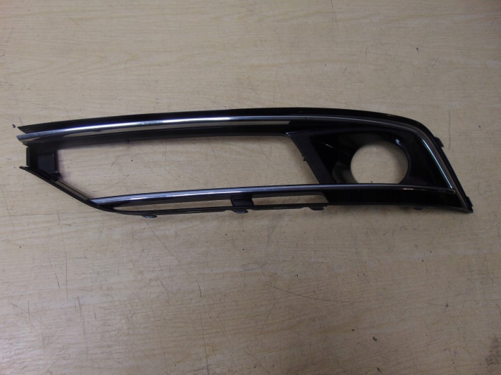 GRILLE DANS PARE-CHOCS DROITE AUDI A8 D4 4H0807680P