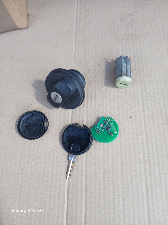 CONTACTEUR D'ALLUMAGE TÉLÉCOMMANDE BOUCHON GOULOTTE DE REMPLISSAGE CLÉ SMART FORTWO 1