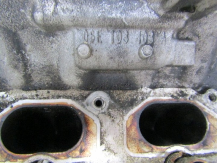 AUDI A6 C6 CULASSE MOTEUR GAUCHE 3,2FSI 06E103403A